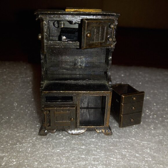 Miniature Knotts Berry Farm Kitchen Cupboard Vintage Pencil Sharpener Die Cast - Picture 3 of 8